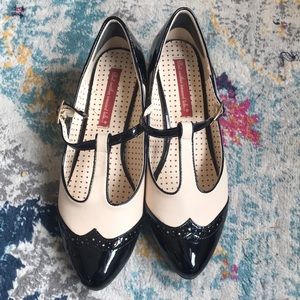 B.A.I.T. But Another Innocent Tale Ione Oxford kitten heels VGUC